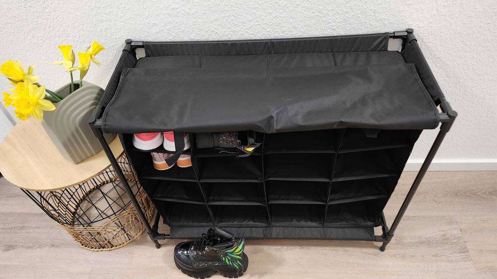 Blick von oben auf ein gefülltes getestetes Schuhregal.