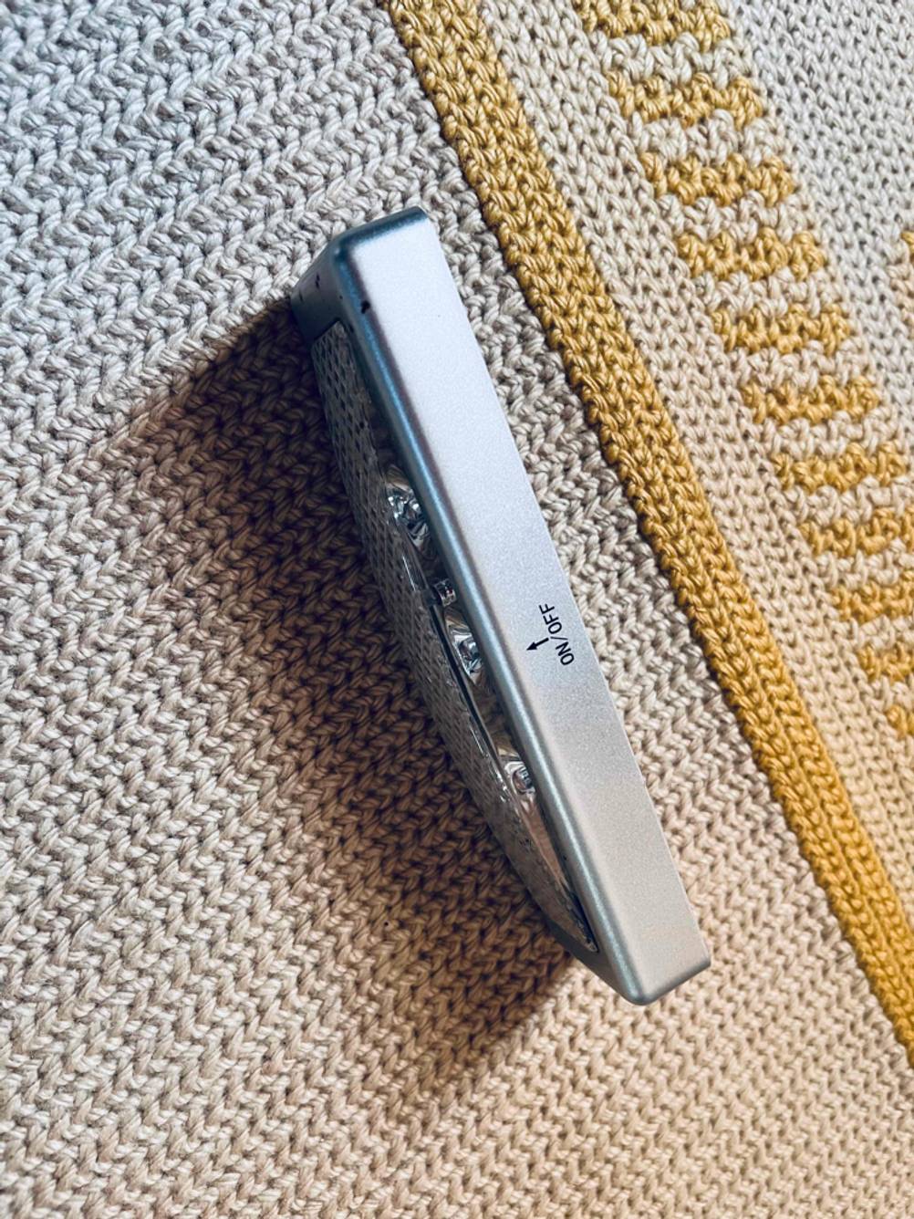 Blick von oben auf die On/Off-Beschriftung einer getesteten LED-Lightbar.