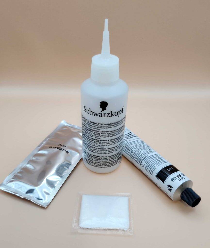 Getestet: Ein Haarfärbemittel aus vier Komponenten steht vor einem weißen Hintergrund.