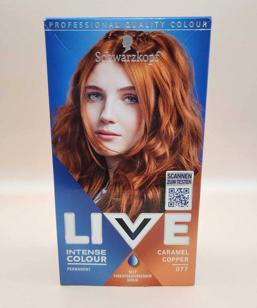 Haarfärbemittel-Test: Eine Packung von Schwarzkopf mit der Farbe 077 steht vor einem weißen Hintergrund.