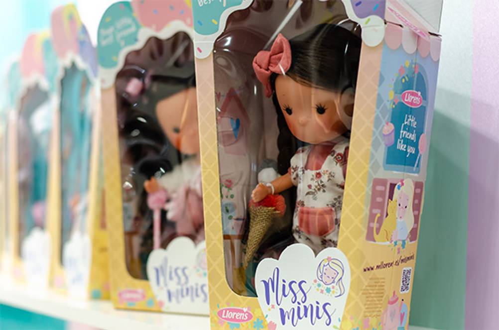 Llorens-Puppe im Test: Ein Verkaufsregal mit Miss-Minis-Llorens-Puppen.