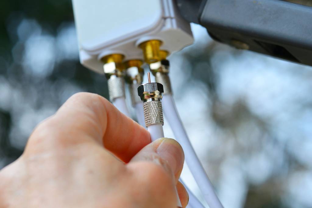 Satellitenschüssel-Test: In einen Quad-LNB wird ein viertes Kabel eingesteckt.