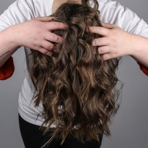 Lockenstab getestet: Frau schüttelt Locken über Kopf aus