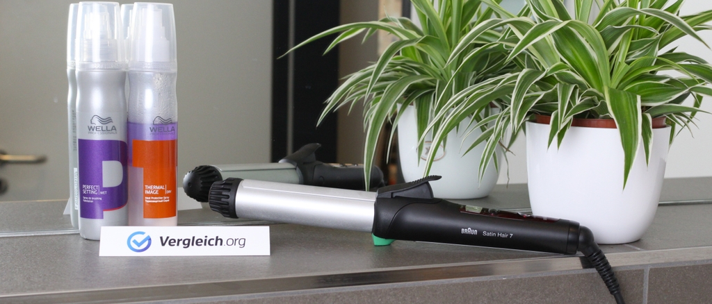 Lockenstab-Test: Lockenstab neben Stylingprodukten