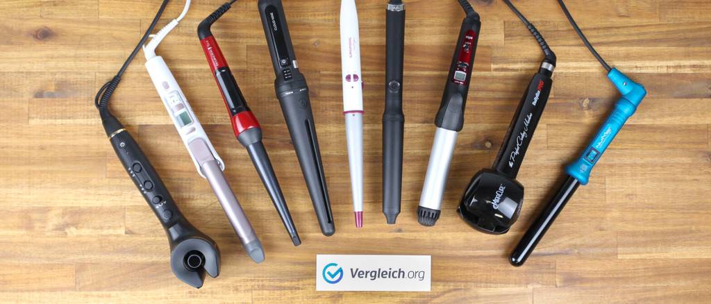 Lockenstab-Test: Verschiedene Lockenstäbe auf einem Holzboden.