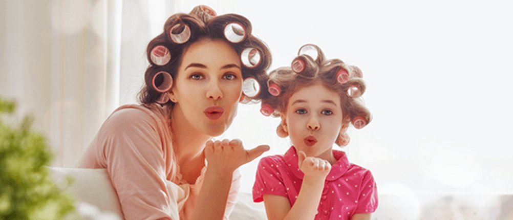 Lockenwickler-Test: Mutter und Tochter mit Lockenwicklern in den Haaren
