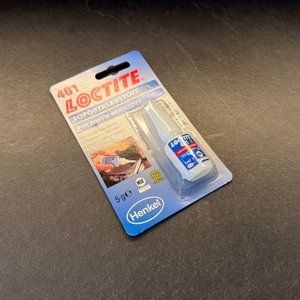 Der Loctite 401 liegt in seiner Verpackung auf einer Arbeitsplatte