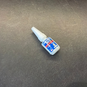 Der Loctite-401-Sekundenkleber liegt auf einer Arbeitsplatte