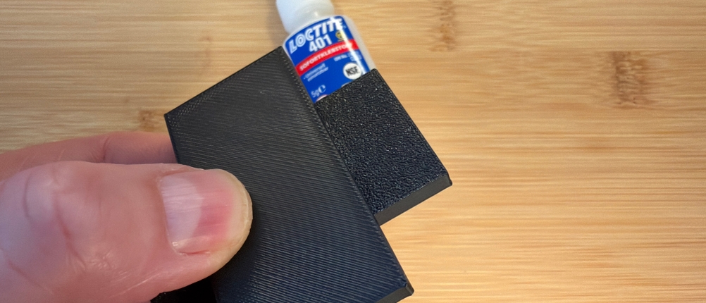 Zwei Stücke Plastik wurden mit dem Loctite 401 verklebt