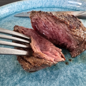 Fertiges, aufgeschnittenes Steak nach dem Braten mit der Lodge-Bratpfanne L10SK3ASHH41B