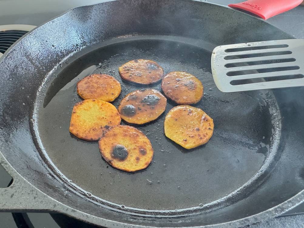 Angebratene Kartoffeln in der Lodge-Bratpfanne L10SK3ASHH41B