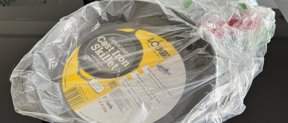 Lodge-Bratpfanne L10SK3ASHH41B eingepackt in Folie