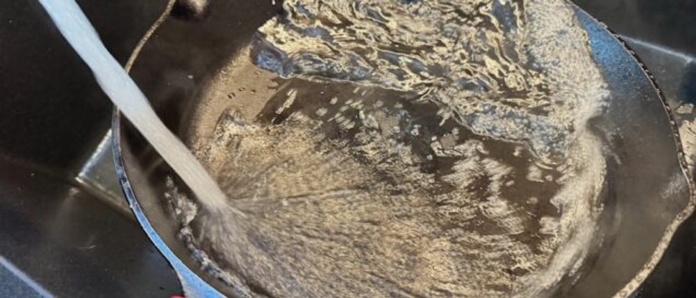 Reinigung der Lodge-Bratpfanne L10SK3ASHH41B