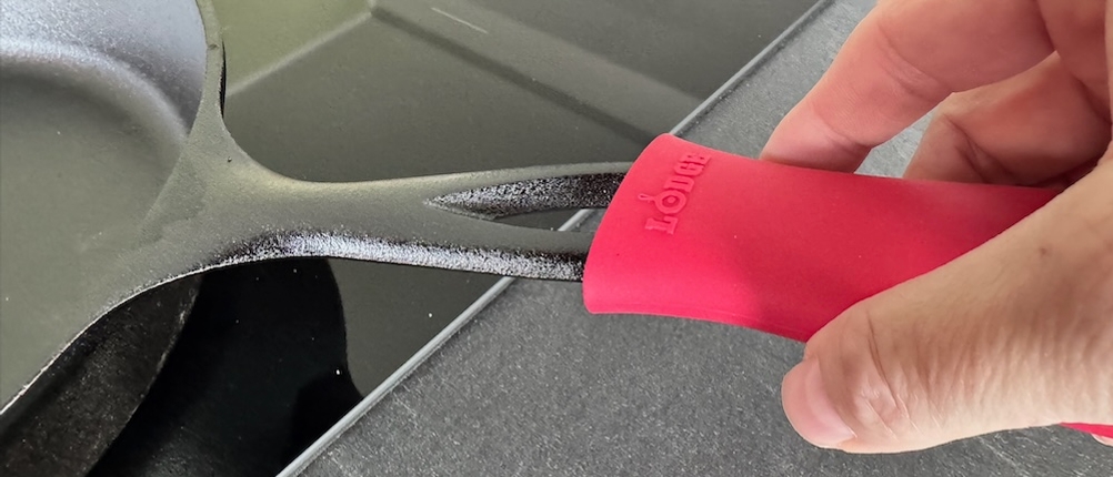 Griff mit rotem Silikon an der Lodge-Bratpfanne L10SK3ASHH41B