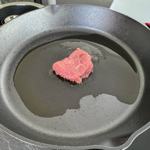 Steak wird in der Lodge-Bratpfanne L10SK3ASHH41B gebraten