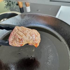 Angebratene Unterseite eines Steaks in der Lodge-Bratpfanne L10SK3ASHH41B