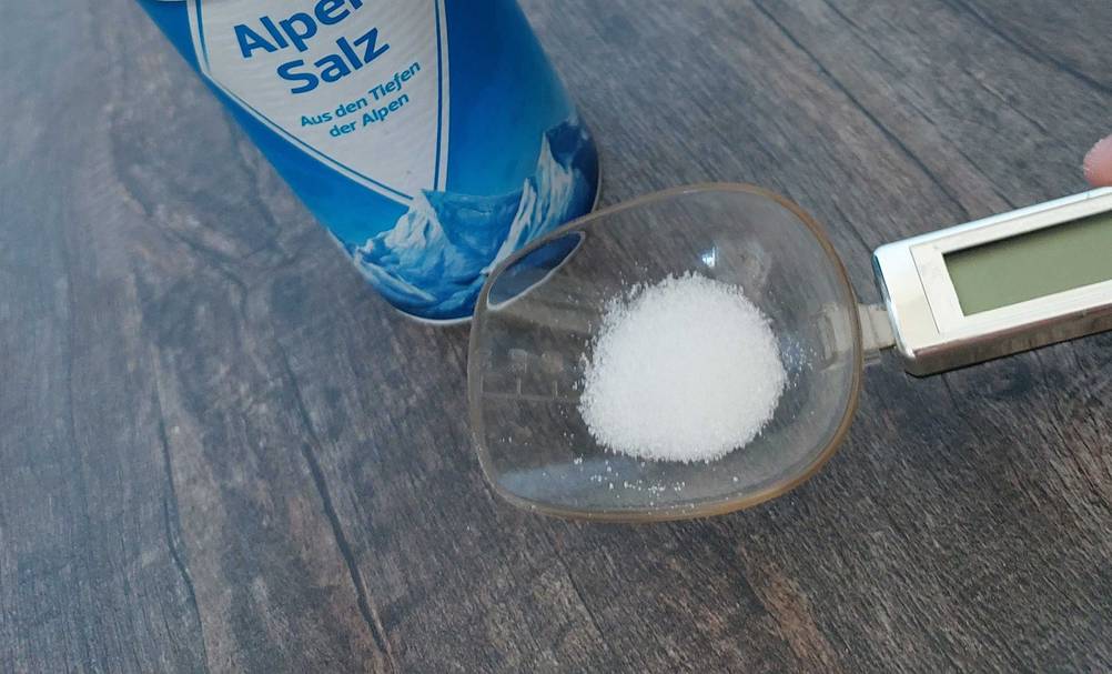 Nahaufnahme des Löffels der getesteten Löffelwaage der mit Salz gefüllt ist.