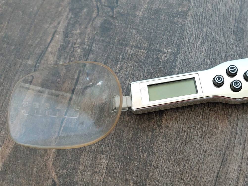 Nahaufnahme des Displays mit Bedienelementen einer Löffelwaage im Test.