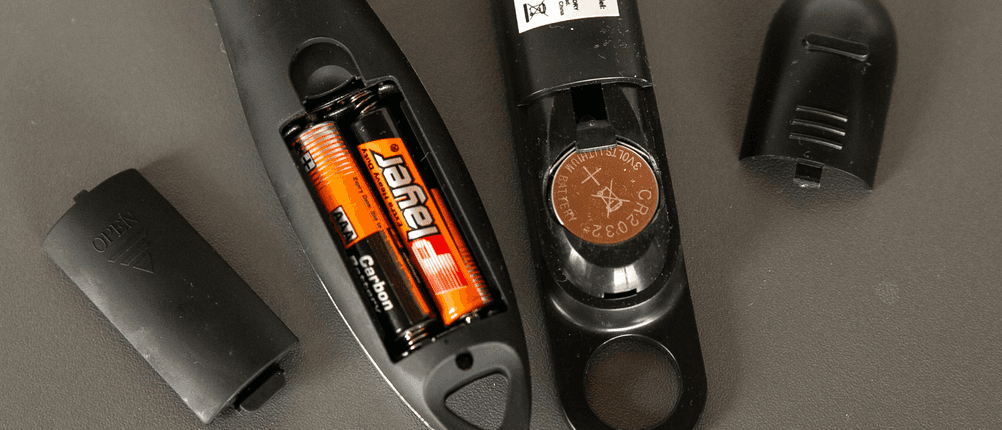 Löffelwaagen getestet: Zwei Löffelwaagen liegen mit geöffnetem Batteriefach nebeneinander.