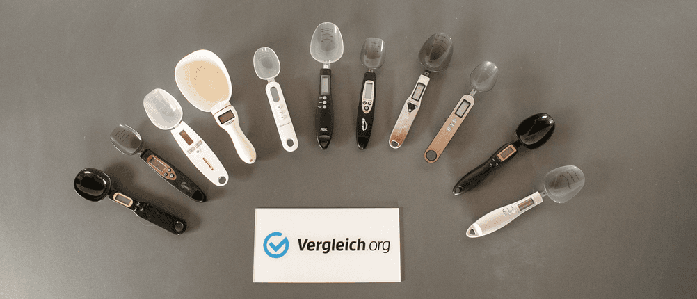 Löffelwaagen-Test: Elf getestete Löffelwaagen liegen nebeneinander.