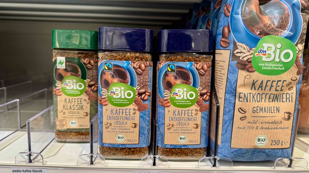 Löslicher Kaffee entkoffeiniert im Test: Mehrere Gläser stehen neben anderen Produkten in einem Verkaufsregal.