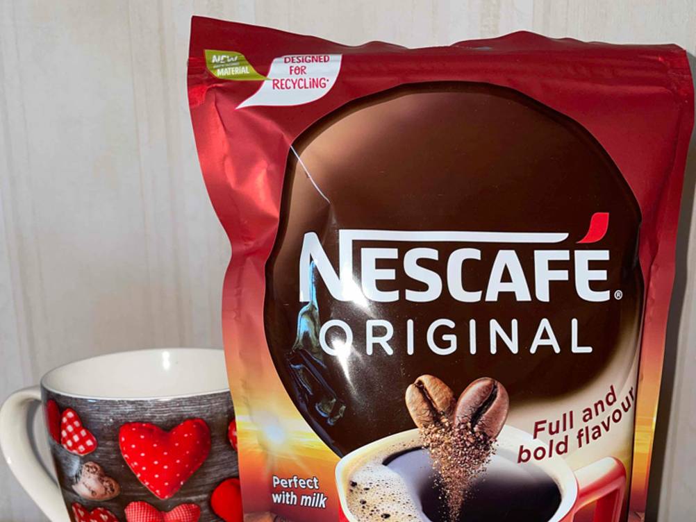 Nahaufnahme der Vorderseite der Verpackung des getesteten löslichen Kaffees mit Logo.