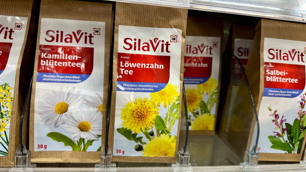 Mehrere Packungen des getesteten Löwenzahntees in einem Verkaufsregal neben anderen Sorten.