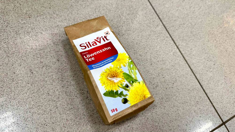Auf dem Fließenboden liegt eine Packung des Löwenzahntee im Test.
