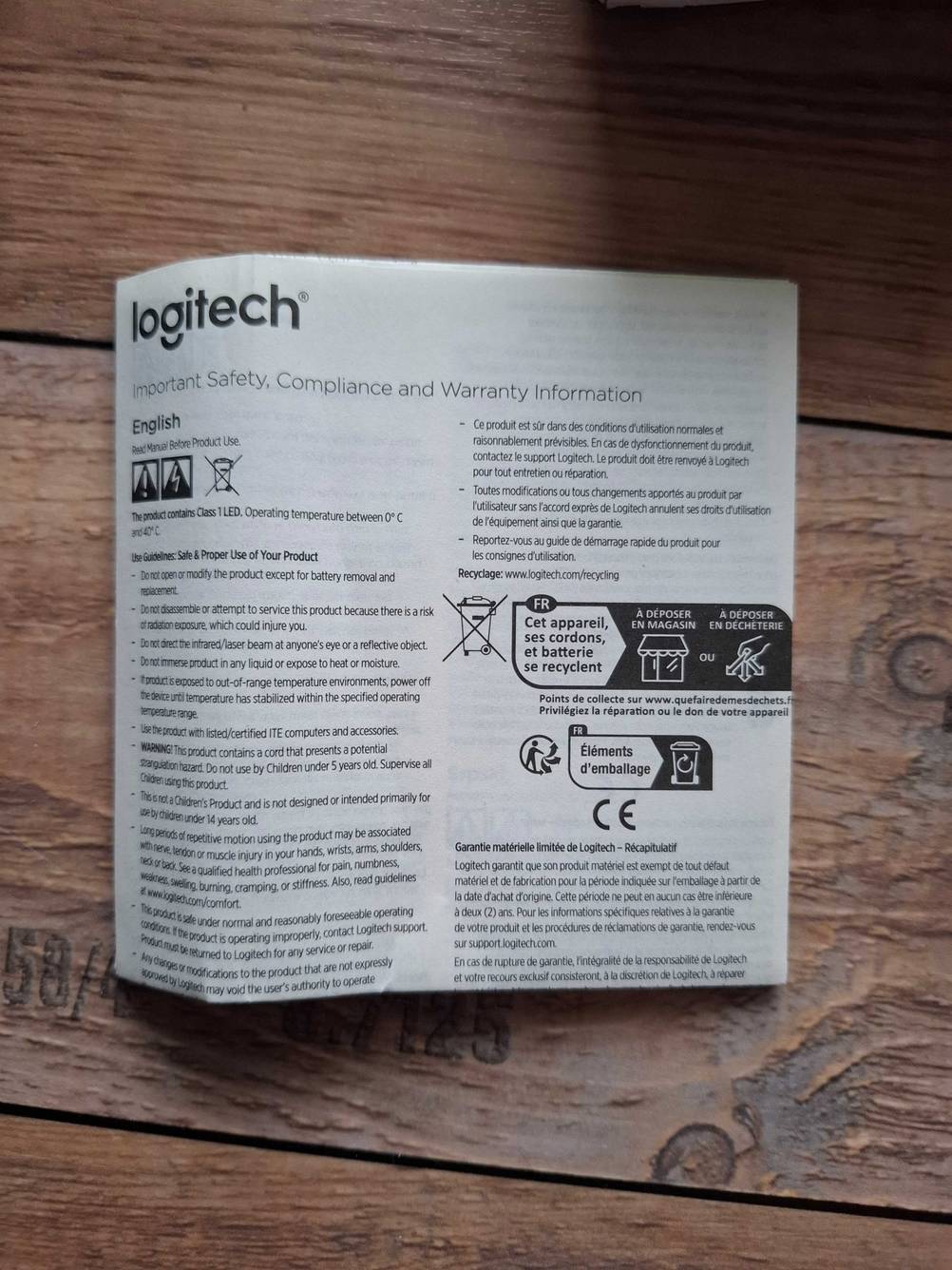 Die Anleitung einer USB-Maus im Test liegt auf einer Holzfläche.