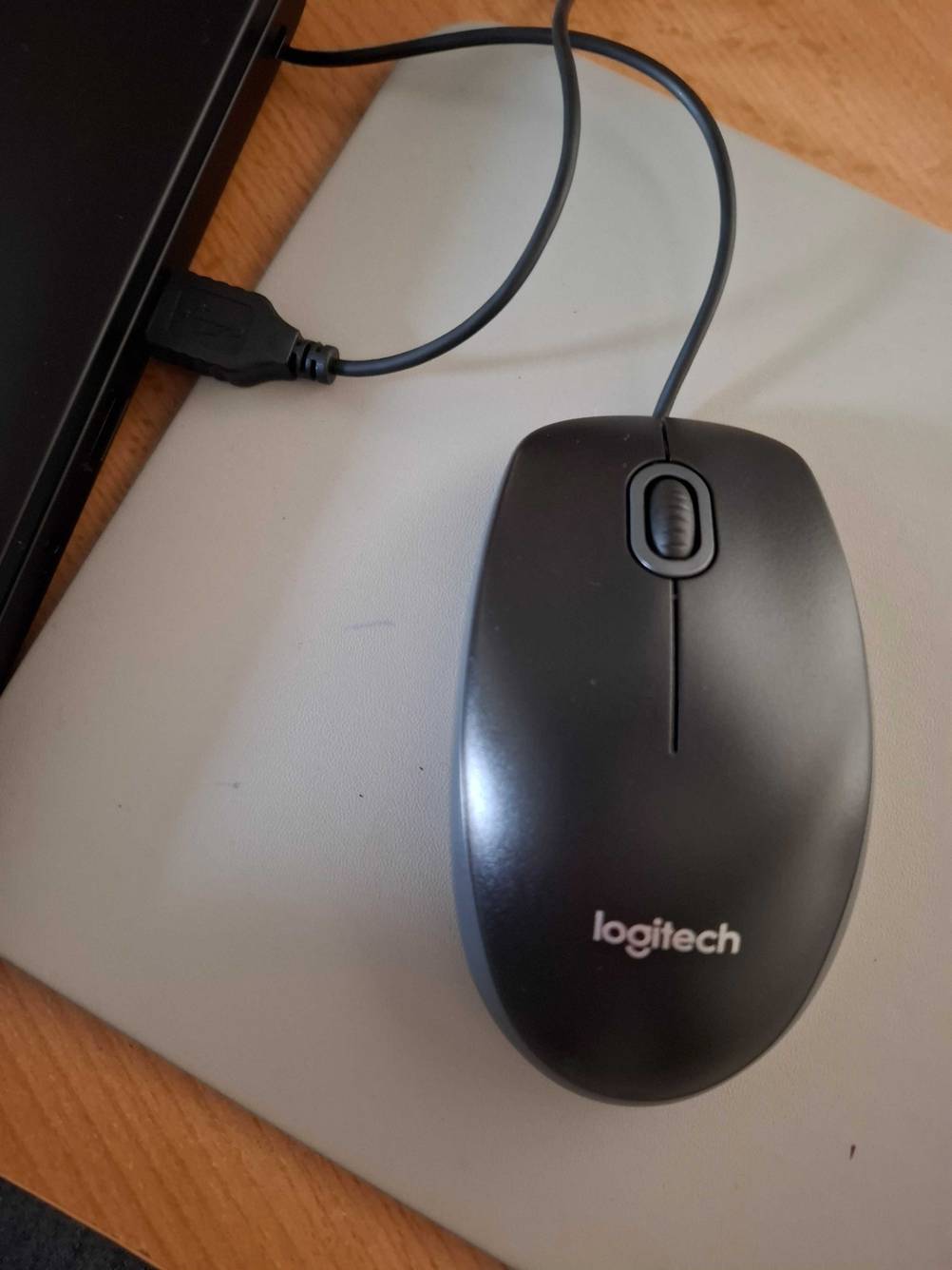 Eine USB-Maus ist zum testen mittels Kabel an ein Gerät angeschlossen.