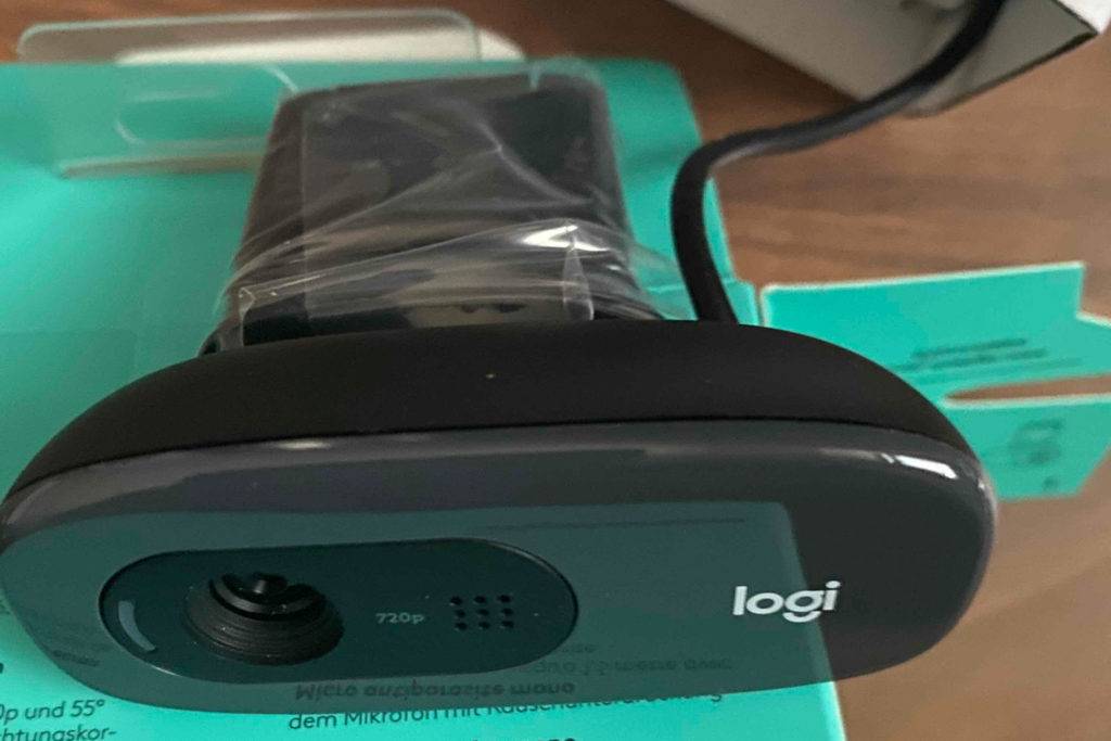Die getestete Webcam liegt auf ihrer Verpackung.
