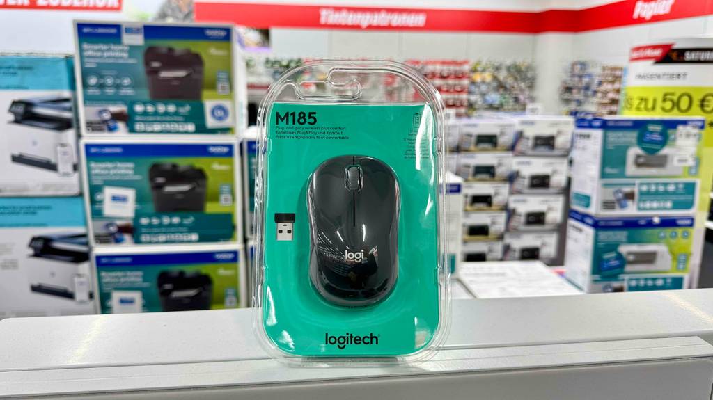 Detailansicht einer getesteten Logitech-Funkmaus im durchsichtigen Blister.