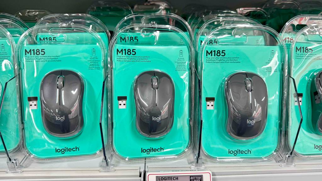 Logitech-Funkmaus im Test: Mehrere verpackte Mäuse stehen neben- und hintereinander in einem Regal.