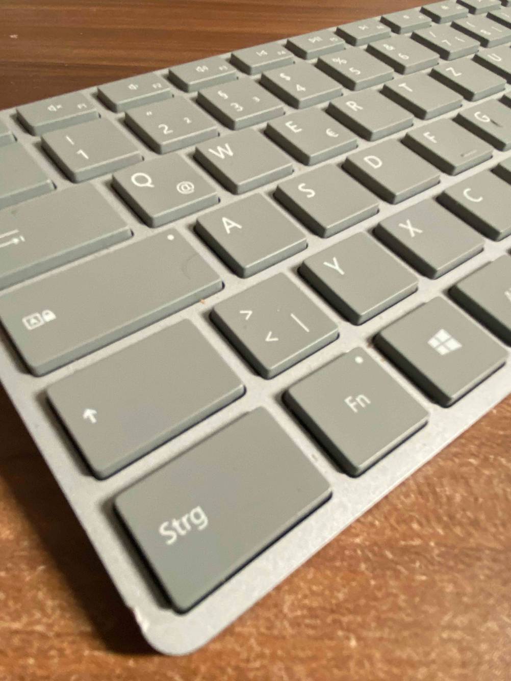Nahansicht von einigen Tasten auf der linken Hälfte einer getesteten ergonomischen Tastatur kabellos.