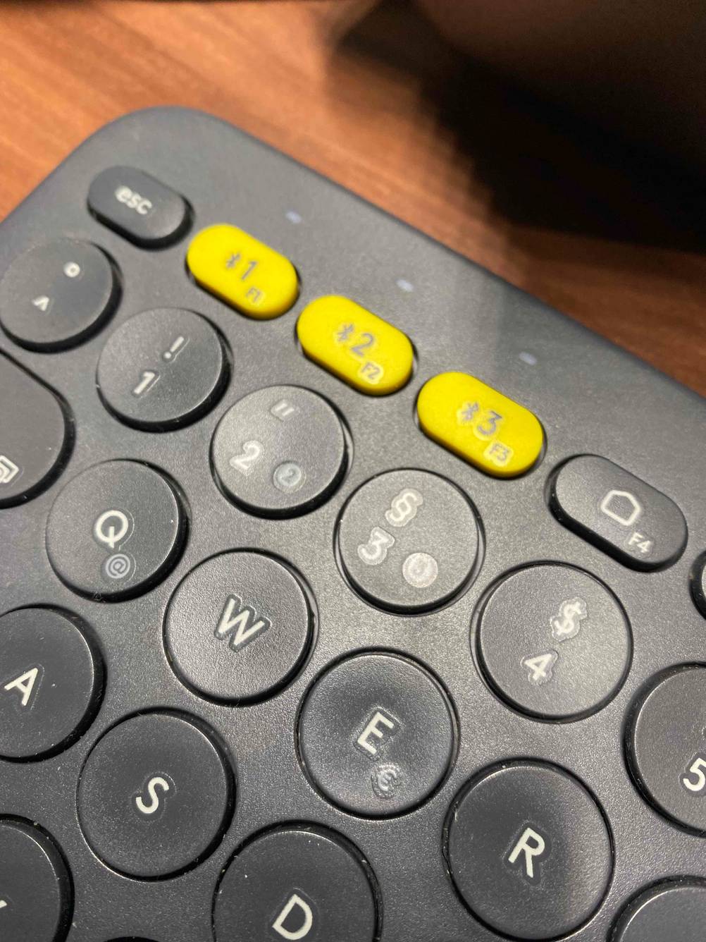 Ergonomische Tastatur kabellos im Test: Detailansicht der zum Teil gelb markierten Funktionstasten.