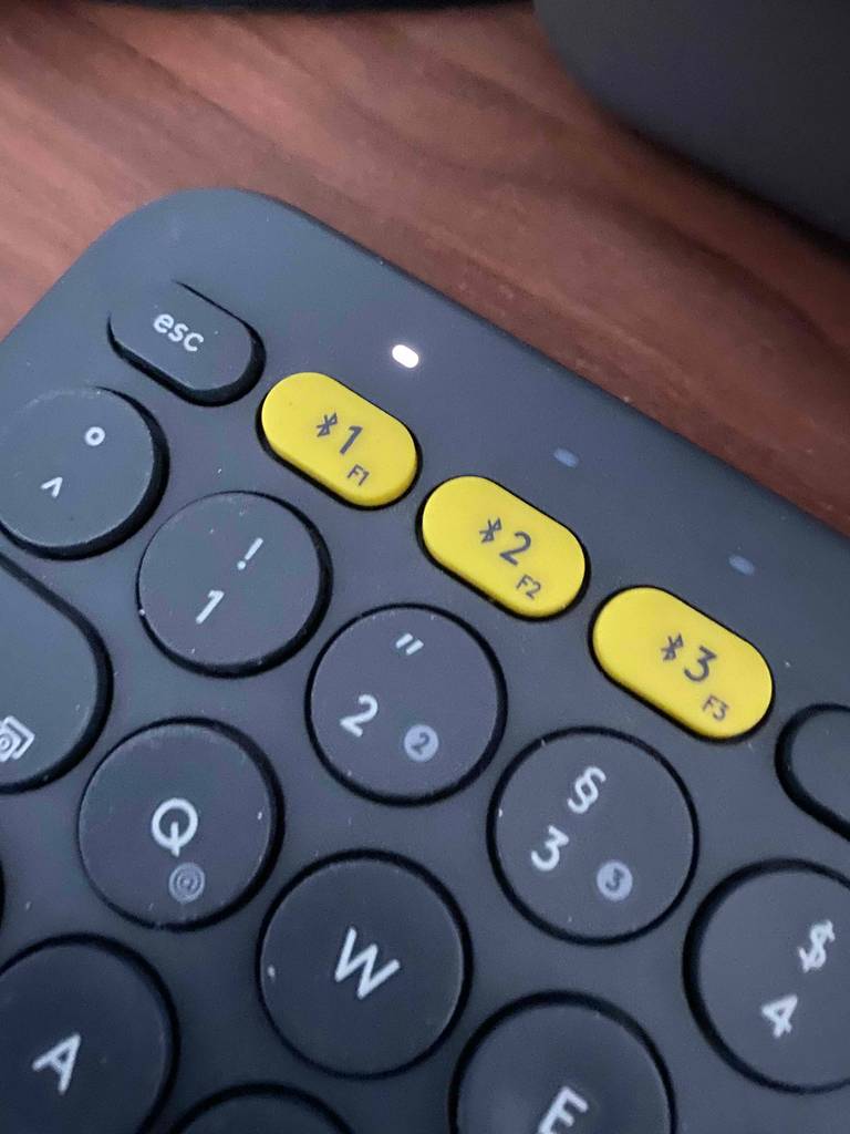 Ergonomische Tastaturen im Test: Detailansicht der Tasten einer schwarzen Tastatur.