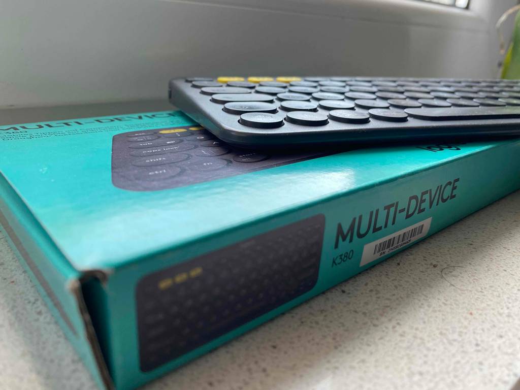 Eine ergonomische Tastatur im Test befindet sich auf ihrer Originalverpackung.