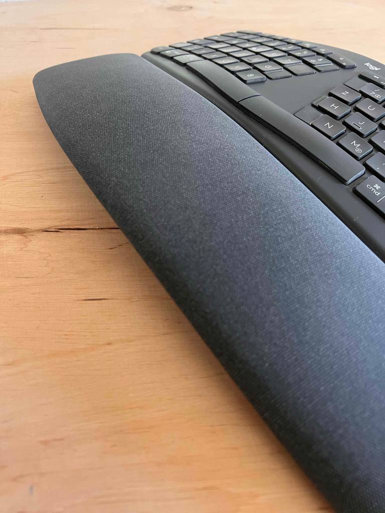 Detailansicht des Handgelenkkissens einer getesteten, ergonomischen Tastatur.