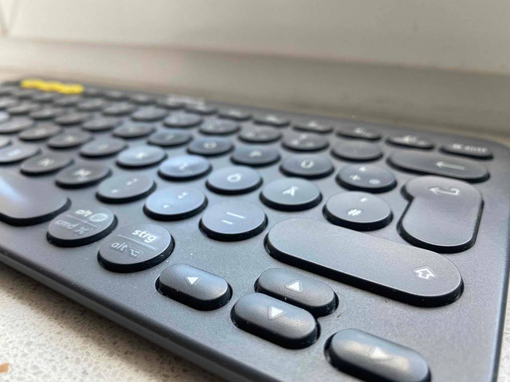 Detailansicht von rechts schräg vorne einer getesteten ergonomischen Tastatur.
