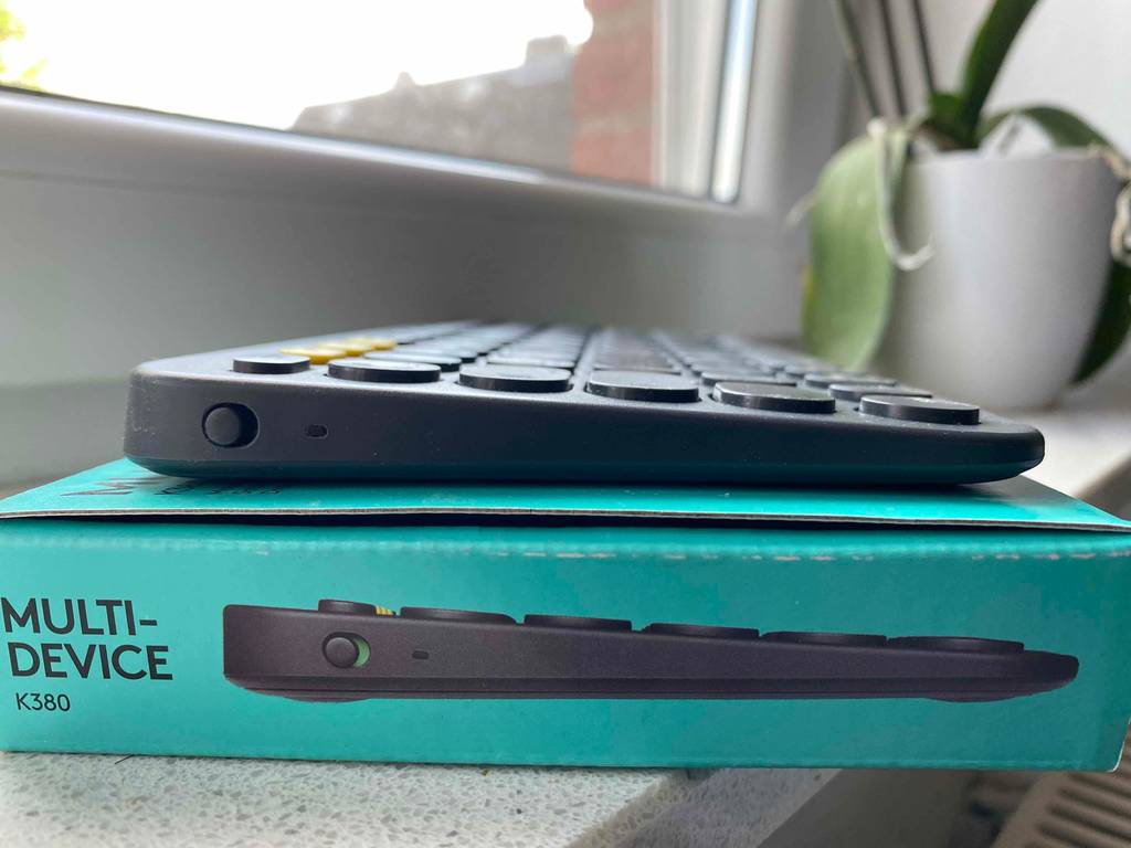 Im Test: Seitenansicht einer ergonomischen Tastatur, die auf der Originalverpackung steht.