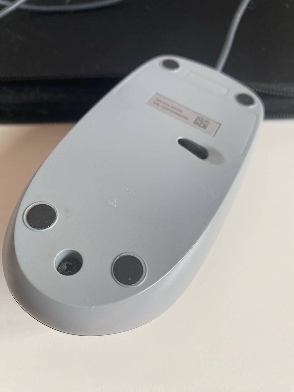 Im Test: Rückseite einer Logitech-Maus auf einer hellen Fläche.