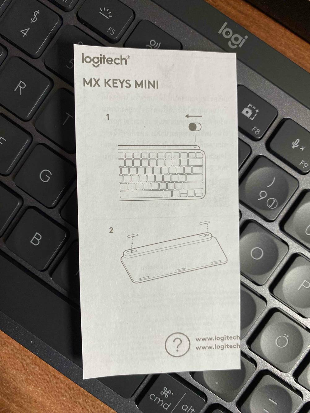 Die Bedienungsanleitung liegt auf einer beleuchteten Tastatur im Test.