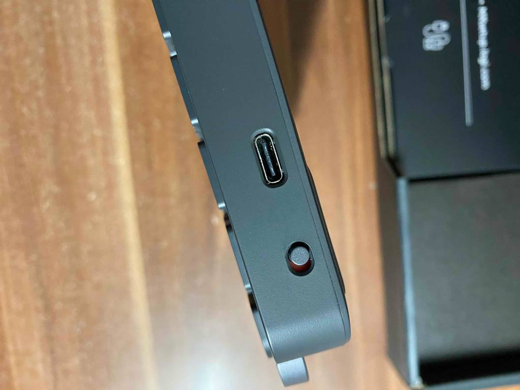 Beleuchtete Tastatur getestet: Detailansicht des Anschlusses und der Verbindungstaste.