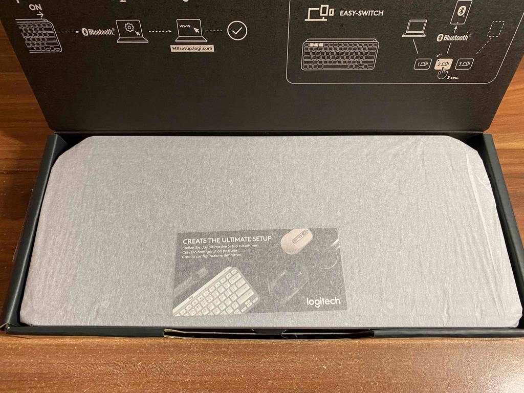 In der geöffneten Originalverpackung liegt eine beleuchtete Tastatur zum testen.