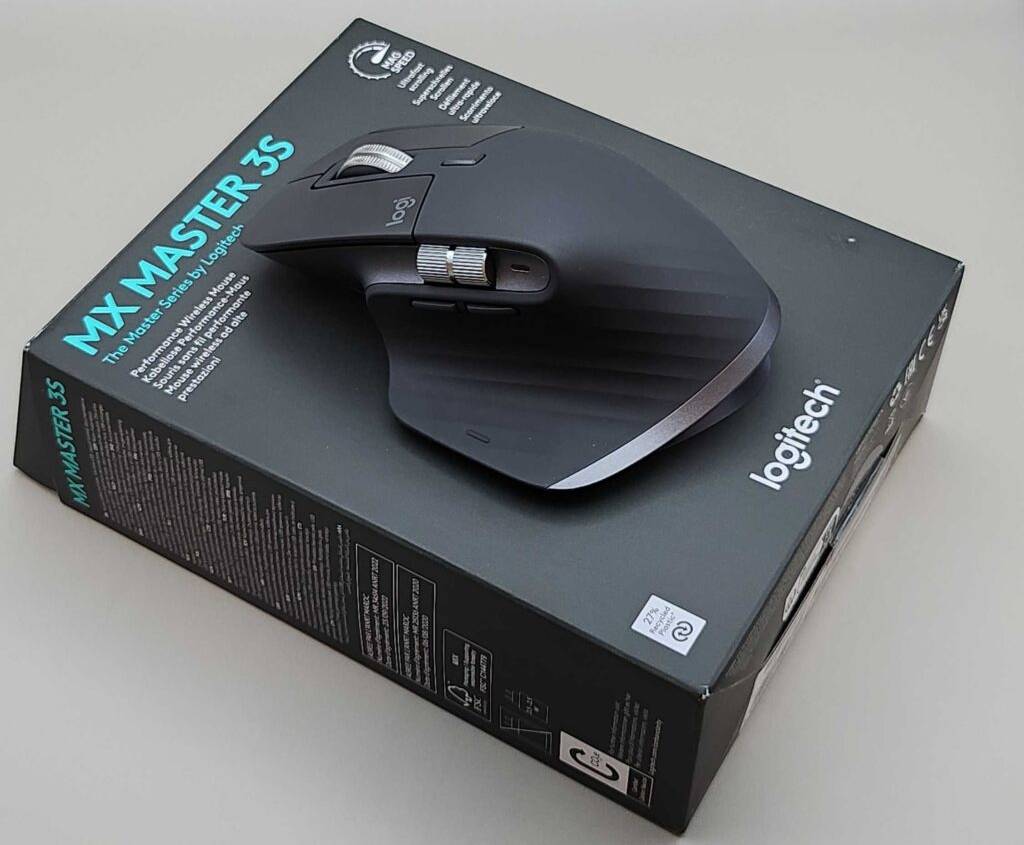 Eine getestete ergonomische Maus liegt oberhalb einer schwarzen Originalverpackung von Logitech.