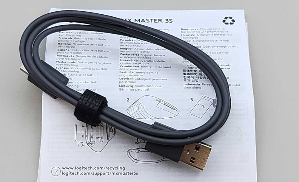 Ergonomische Maus im Test: Ein USB-Kabel liegt auf der Produktbeschreibung.