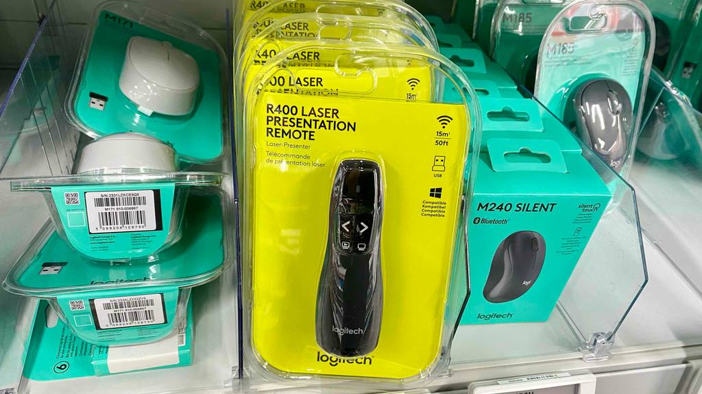 Presenter-Test: Verpackter Presenter liegt im Verkaufsregal.