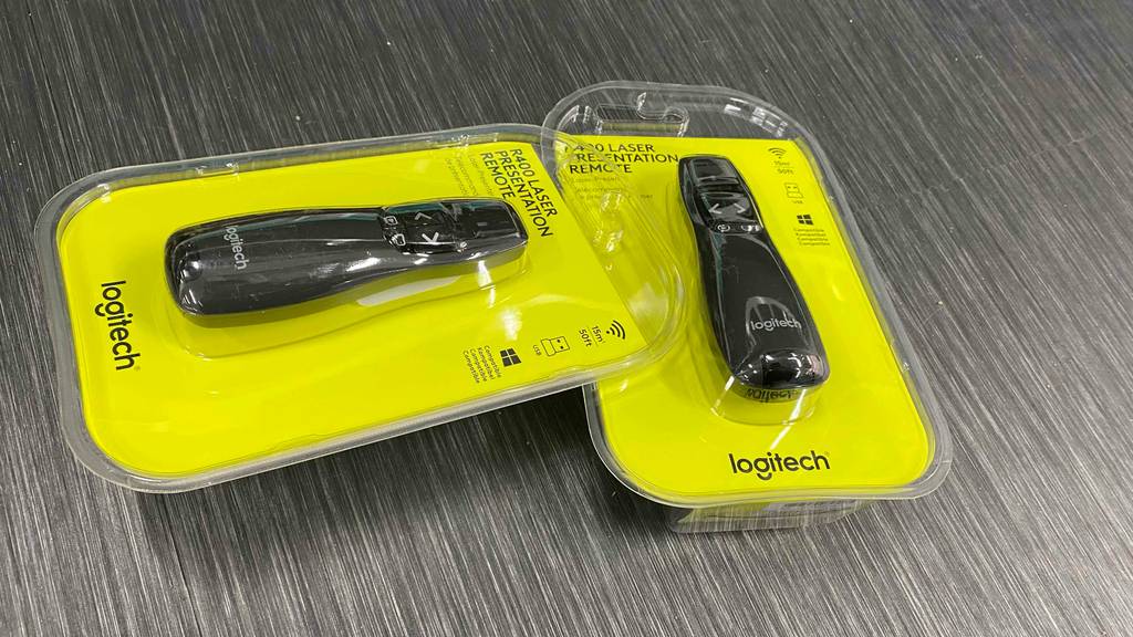 Presenter im Test: Presenter liegen verpackt auf grauem Untergrund.