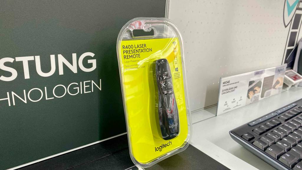Presenter getestet: Verpacktes Produkt lehnt an schwarzem Hintergrund.