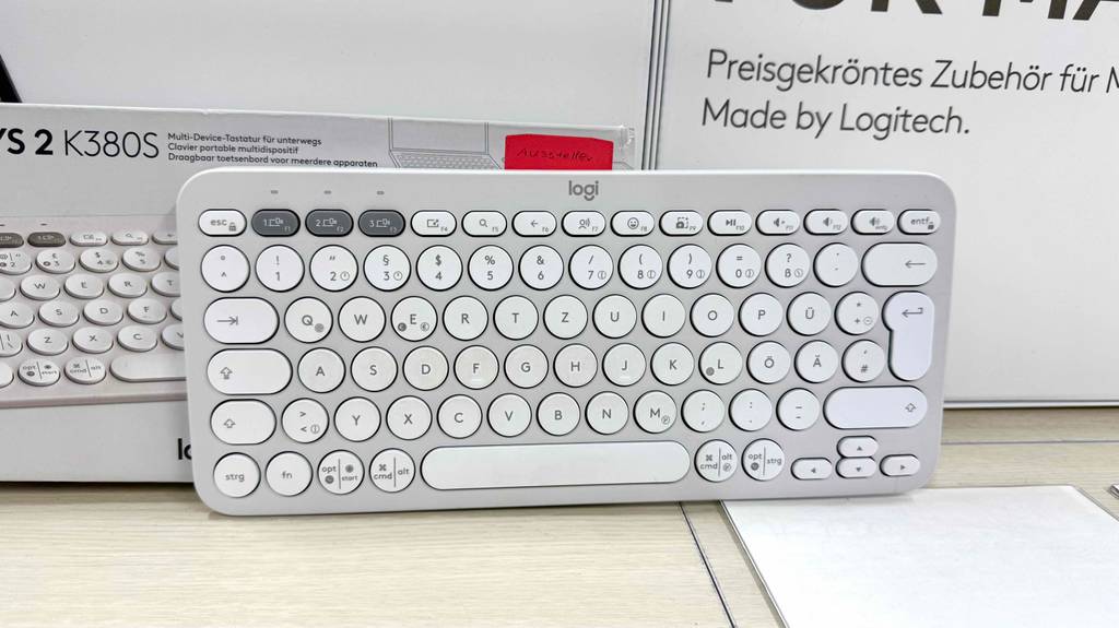 Detailansicht einer getesteten Logitech-Tastatur, die an den Orginalkarton lehnt.